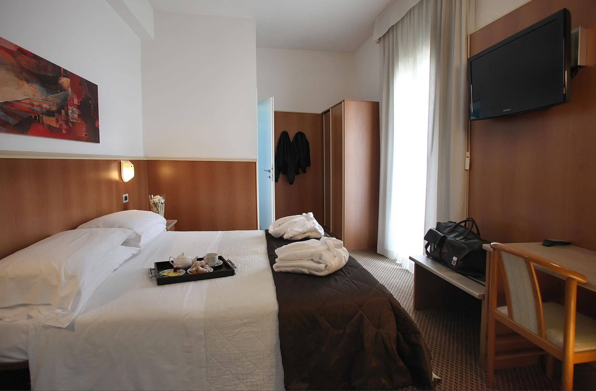 Hotel Principe Di Piemonte Rimini Exteriör bild